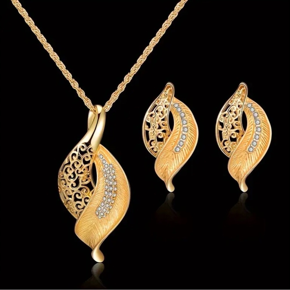 Elegant Gold Leaf Jewelry Set. - Picture 1 of 5